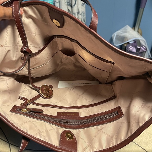 Womens Michael Kors hand bag - Picture 2 of 8